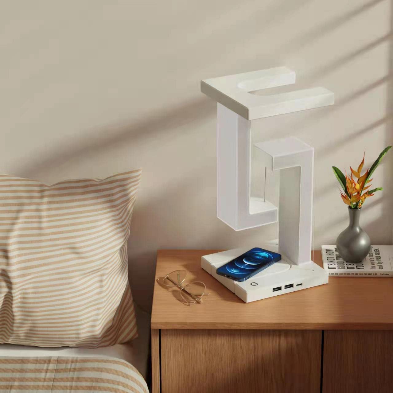 SvævLys™ – Svævende lampe med trådløs smartphone-opladning